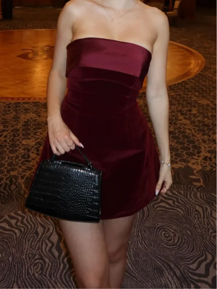 Scarlett™ | Prabangus bordo mini suknelė su atvira nugara